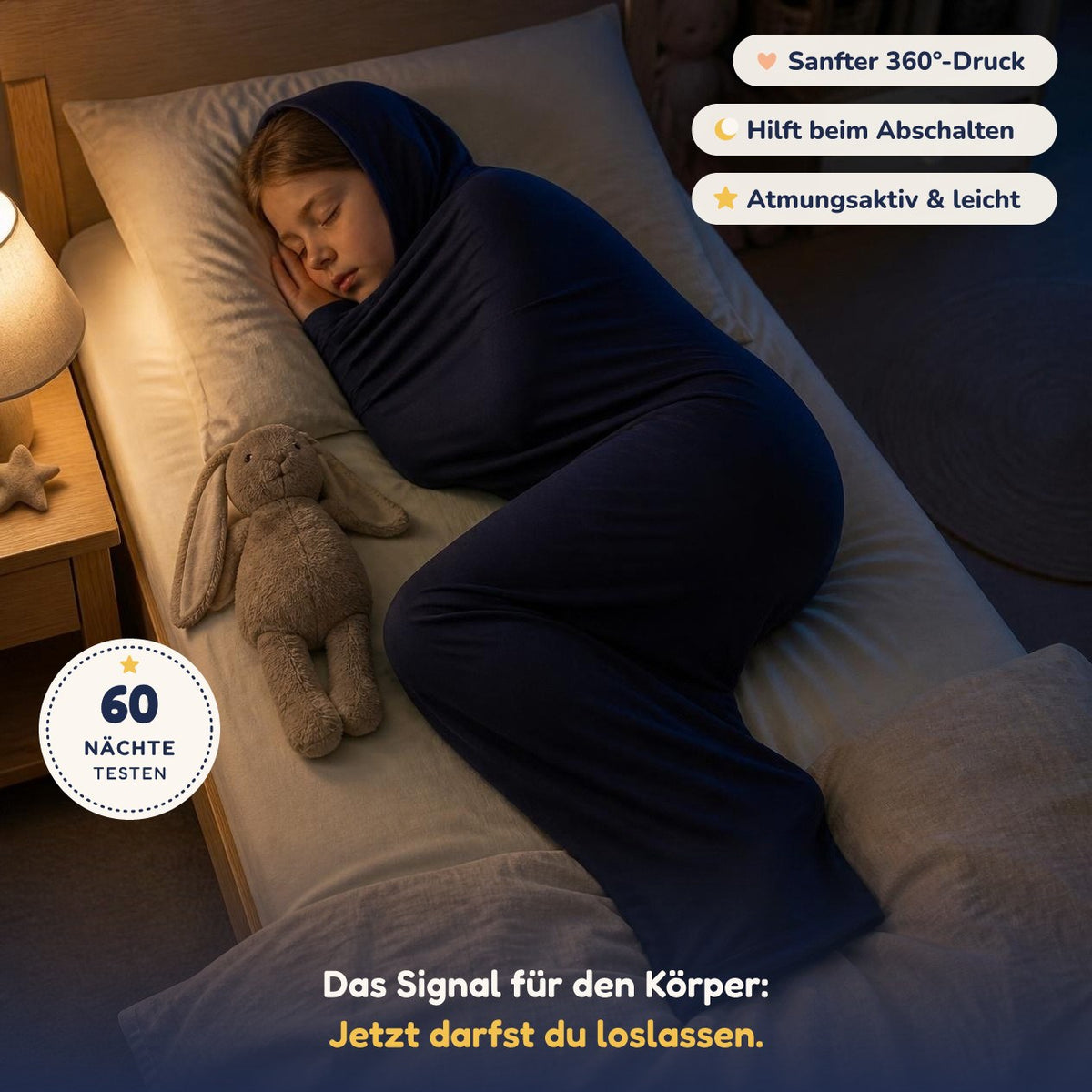 Kind schläft ruhig im Umarmi Kokon in Nachtblau